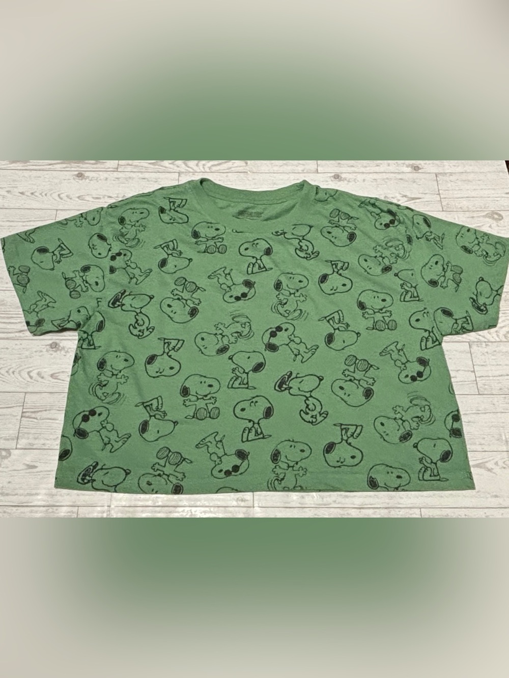 Peanuts Classic Snoopy All-Over Graphic Green Cropped Tee Women's T-Shirt Size L